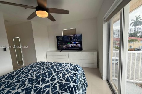 Townhouse in North Miami Beach, Florida 3 bedrooms, 109.81 sq.m. № 2087277 - photo 16