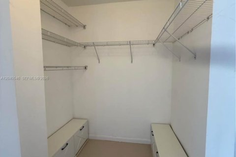 Townhouse in North Miami Beach, Florida 3 bedrooms, 109.81 sq.m. № 2087277 - photo 17