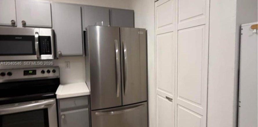 Townhouse in North Miami Beach, Florida 3 bedrooms, 109.81 sq.m. № 2087277