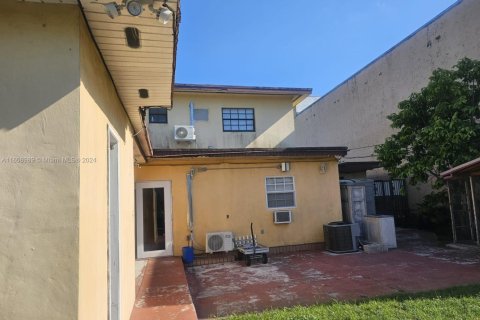 Casa en venta en Hialeah, Florida, 4 dormitorios, 268.95 m2 № 1863020 - foto 5