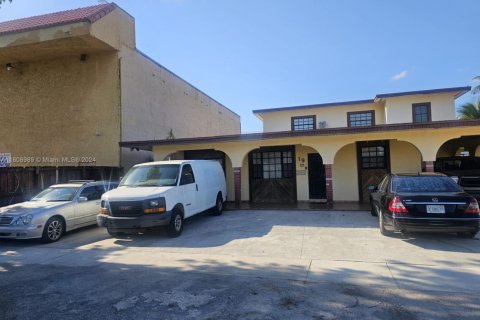 Casa en venta en Hialeah, Florida, 4 dormitorios, 268.95 m2 № 1863020 - foto 2