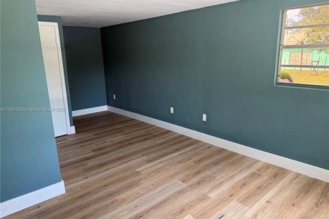 House in Vero Beach, Florida 4 bedrooms, 86.96 sq.m. № 2016372 - photo 8