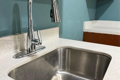 House in Vero Beach, Florida 4 bedrooms, 86.96 sq.m. № 2016372 - photo 12