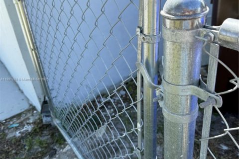 House in Vero Beach, Florida 4 bedrooms, 86.96 sq.m. № 2016372 - photo 18