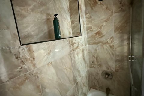 House in Vero Beach, Florida 4 bedrooms, 86.96 sq.m. № 2016372 - photo 5