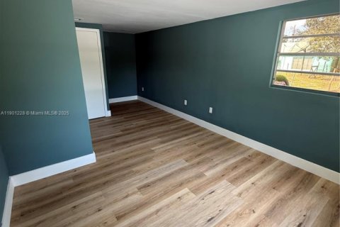 House in Vero Beach, Florida 4 bedrooms, 86.96 sq.m. № 2016372 - photo 4