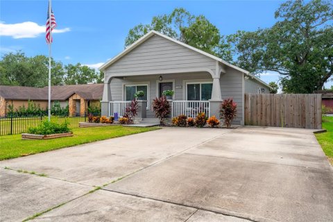 House in Tampa, Florida 4 bedrooms, 142.14 sq.m. № 1899715 - photo 4