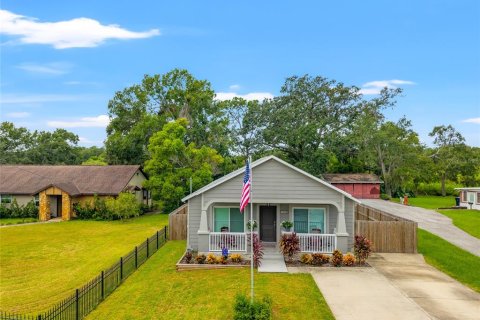 House in Tampa, Florida 4 bedrooms, 142.14 sq.m. № 1899715 - photo 1