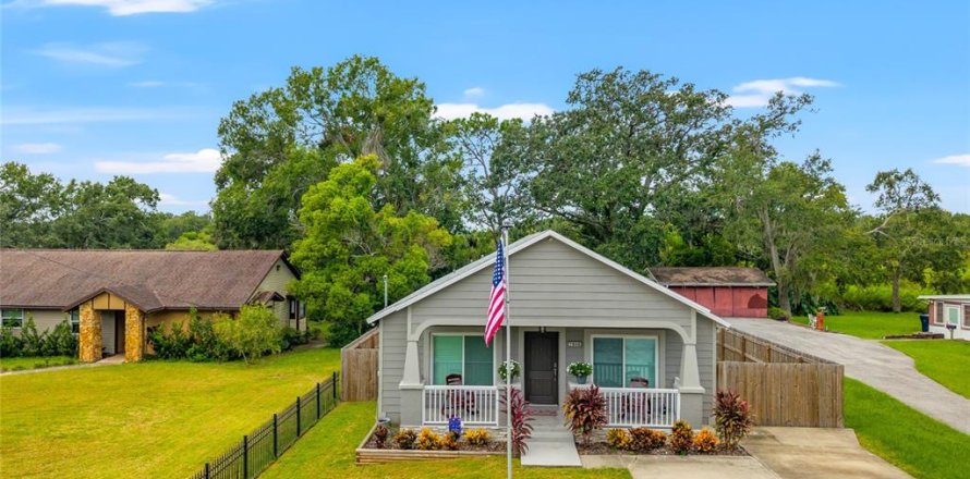 House in Tampa, Florida 4 bedrooms, 142.14 sq.m. № 1899715