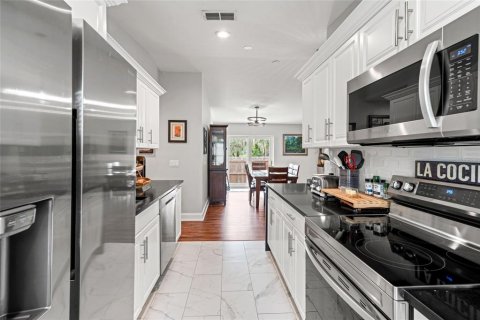 House in Tampa, Florida 4 bedrooms, 142.14 sq.m. № 1899715 - photo 15
