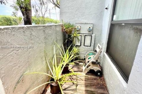 Townhouse in Pembroke Pines, Florida 2 bedrooms, 112.78 sq.m. № 1883821 - photo 3