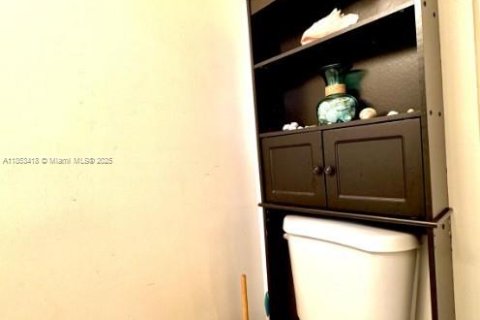 Townhouse in Pembroke Pines, Florida 2 bedrooms, 112.78 sq.m. № 1883821 - photo 12