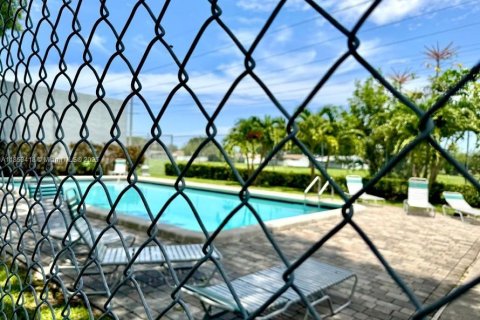 Townhouse in Pembroke Pines, Florida 2 bedrooms, 112.78 sq.m. № 1883821 - photo 27