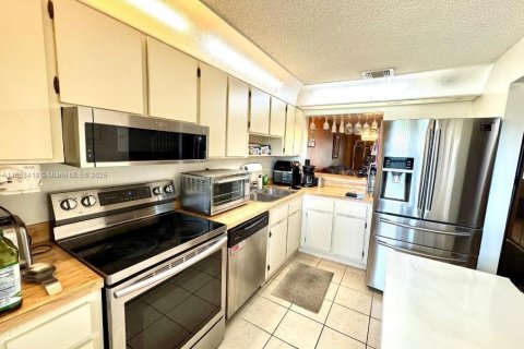 Townhouse in Pembroke Pines, Florida 2 bedrooms, 112.78 sq.m. № 1883821 - photo 4
