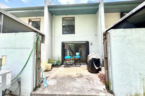 Townhouse in Pembroke Pines, Florida 2 bedrooms, 112.78 sq.m. № 1883821 - photo 16