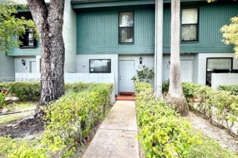 Townhouse in Pembroke Pines, Florida 2 bedrooms, 112.78 sq.m. № 1883821 - photo 1