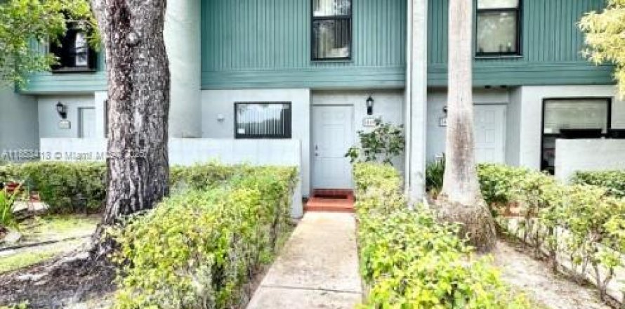Townhouse in Pembroke Pines, Florida 2 bedrooms, 112.78 sq.m. № 1883821