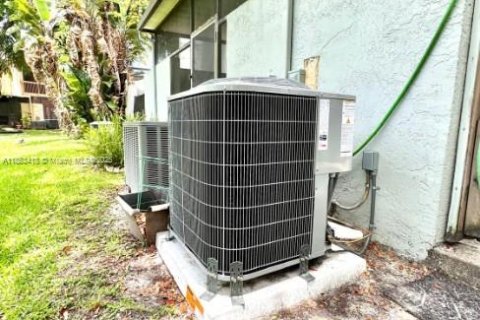 Townhouse in Pembroke Pines, Florida 2 bedrooms, 112.78 sq.m. № 1883821 - photo 18
