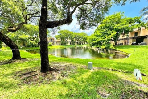 Townhouse in Pembroke Pines, Florida 2 bedrooms, 112.78 sq.m. № 1883821 - photo 2