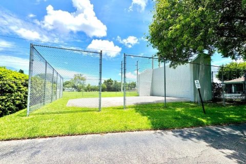 Townhouse in Pembroke Pines, Florida 2 bedrooms, 112.78 sq.m. № 1883821 - photo 26