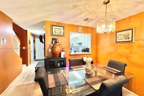 Townhouse in Pembroke Pines, Florida 2 bedrooms, 112.78 sq.m. № 1883821 - photo 8