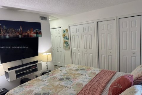 Condo in Hallandale Beach, Florida, 2 bedrooms  № 2086667 - photo 21