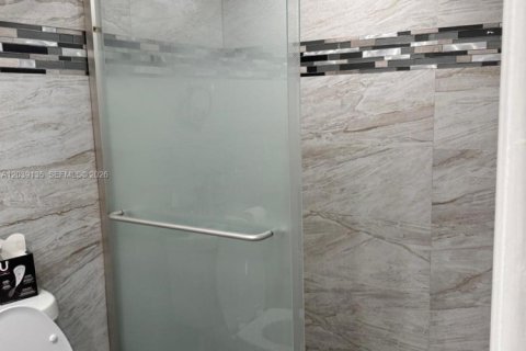 Condo in Hallandale Beach, Florida, 2 bedrooms  № 2086667 - photo 27