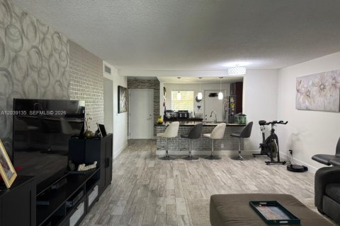 Condo in Hallandale Beach, Florida, 2 bedrooms  № 2086667 - photo 17