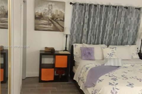 Condo in Hallandale Beach, Florida, 2 bedrooms  № 2086667 - photo 22