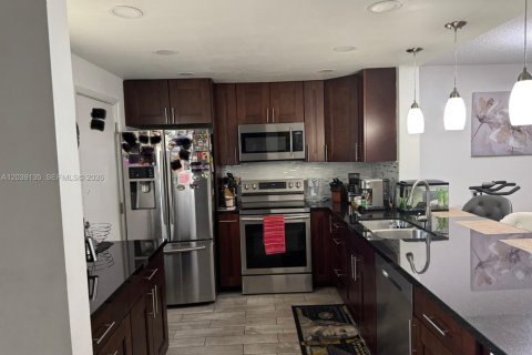 Condo in Hallandale Beach, Florida, 2 bedrooms  № 2086667 - photo 2