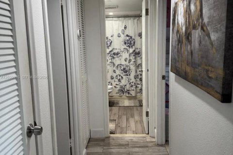 Condo in Hallandale Beach, Florida, 2 bedrooms  № 2086667 - photo 30