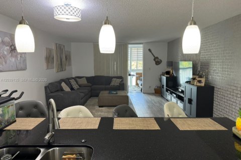 Condo in Hallandale Beach, Florida, 2 bedrooms  № 2086667 - photo 9