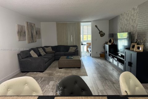 Condo in Hallandale Beach, Florida, 2 bedrooms  № 2086667 - photo 11