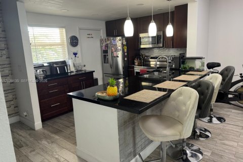 Condo in Hallandale Beach, Florida, 2 bedrooms  № 2086667 - photo 7