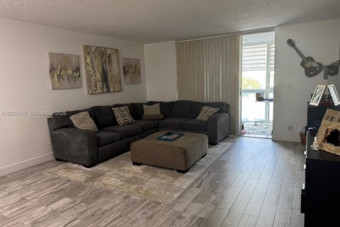 Condo in Hallandale Beach, Florida, 2 bedrooms  № 2086667 - photo 16