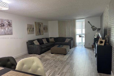 Condo in Hallandale Beach, Florida, 2 bedrooms  № 2086667 - photo 10