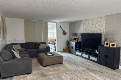 Condo in Hallandale Beach, Florida, 2 bedrooms  № 2086667 - photo 15