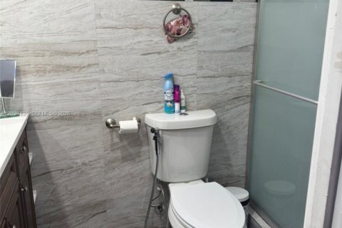 Condo in Hallandale Beach, Florida, 2 bedrooms  № 2086667 - photo 25