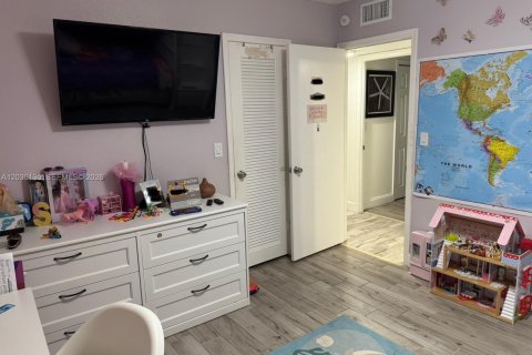 Condo in Hallandale Beach, Florida, 2 bedrooms  № 2086667 - photo 29