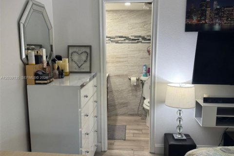 Condo in Hallandale Beach, Florida, 2 bedrooms  № 2086667 - photo 23