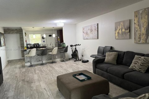 Condo in Hallandale Beach, Florida, 2 bedrooms  № 2086667 - photo 14