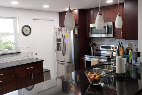 Condo in Hallandale Beach, Florida, 2 bedrooms  № 2086667 - photo 5