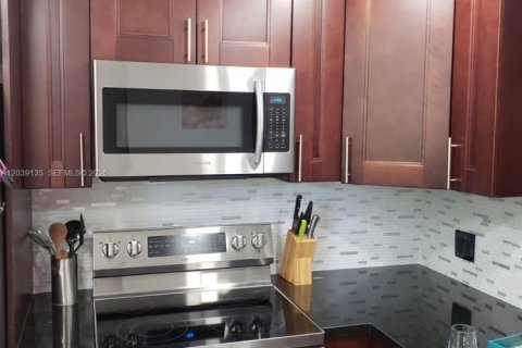 Condo in Hallandale Beach, Florida, 2 bedrooms  № 2086667 - photo 6