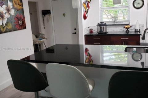 Condo in Hallandale Beach, Florida, 2 bedrooms  № 2086667 - photo 8