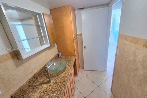 Condo in North Miami, Florida, 1 bedroom  № 2086413 - photo 16