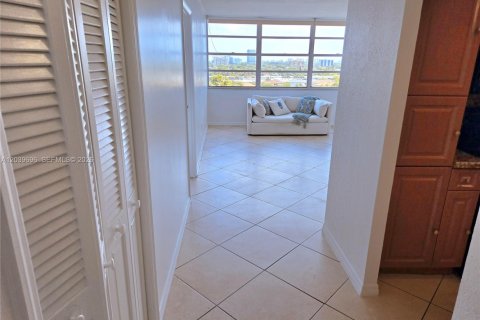 Condo in North Miami, Florida, 1 bedroom  № 2086413 - photo 11