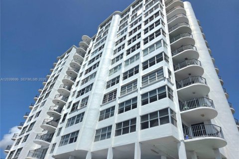 Condo in North Miami, Florida, 1 bedroom  № 2086413 - photo 27