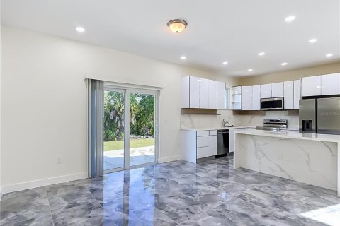 Villa ou maison à louer à Port Charlotte, Floride: 5 chambres, 229.19 m2 № 2395679 - photo 10