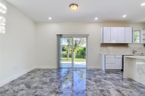 Villa ou maison à louer à Port Charlotte, Floride: 5 chambres, 229.19 m2 № 2395679 - photo 4
