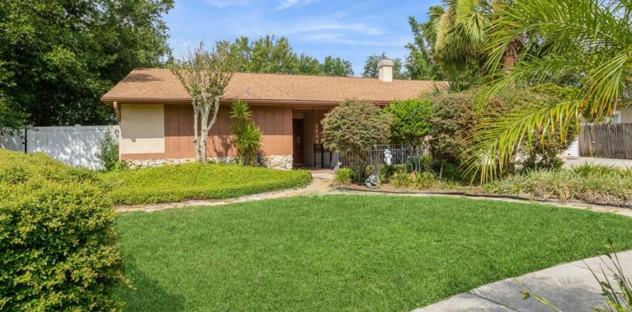 House in Orlando, Florida 5 bedrooms, 251.86 sq.m. № 1844915